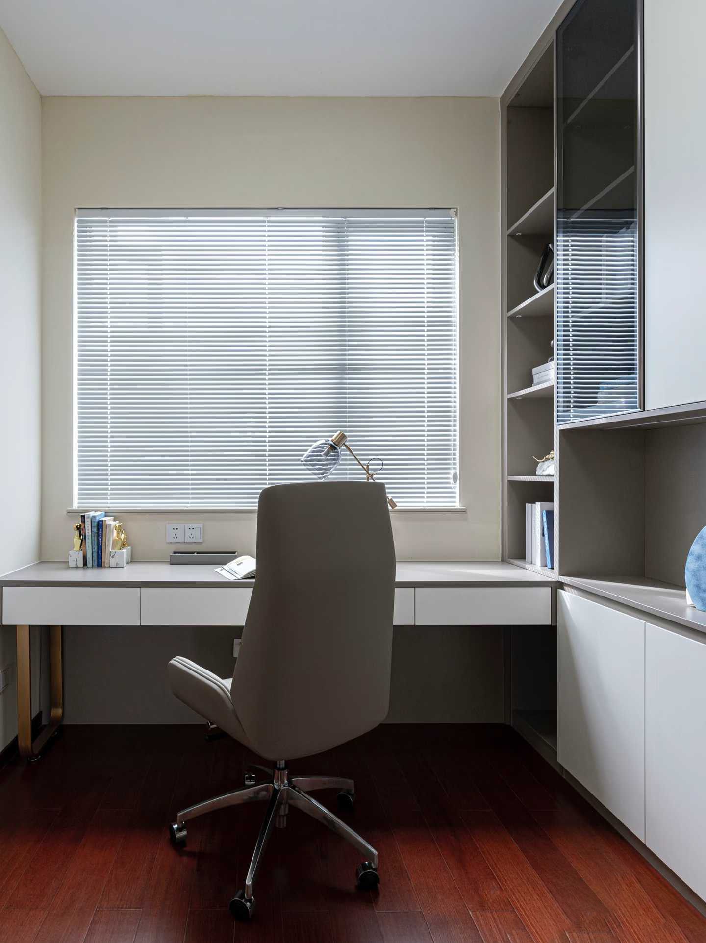 White aluminium blind